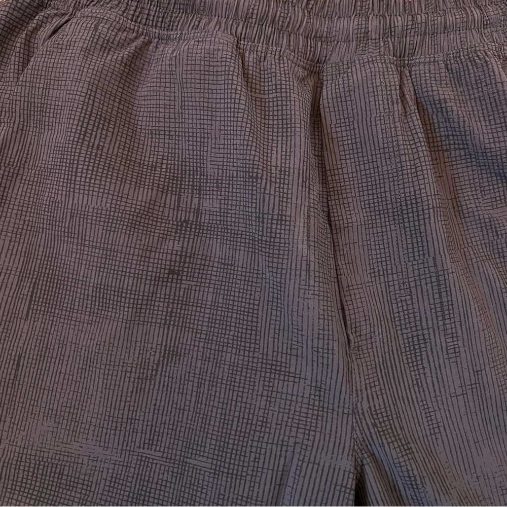 LuluLemon - medium shorts with cool pattern - Picture 4 of 4